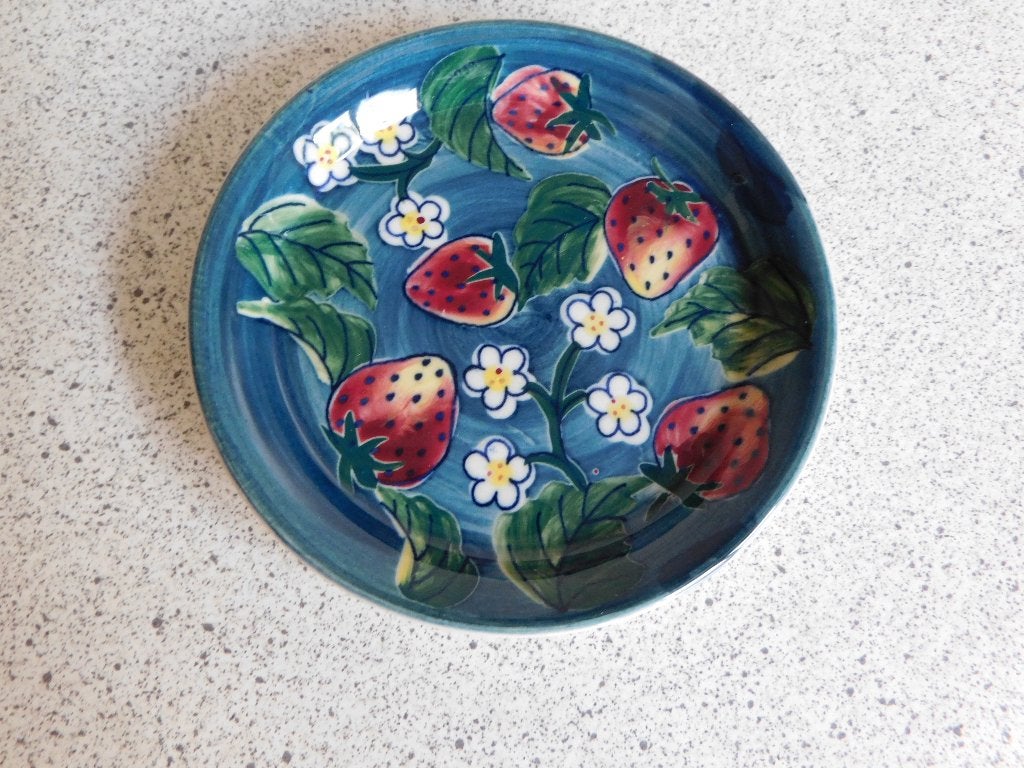 Bord 11 cm. Aardbei Vic's Handpainted, Overige merken, Ophalen of Verzenden, Zo goed als nieuw, Bord(en)