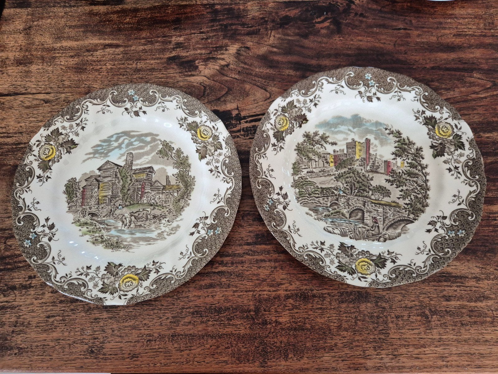 2 Vintage Johnson Brothers "Romantic England" dinerborden 25, Ophalen of Verzenden