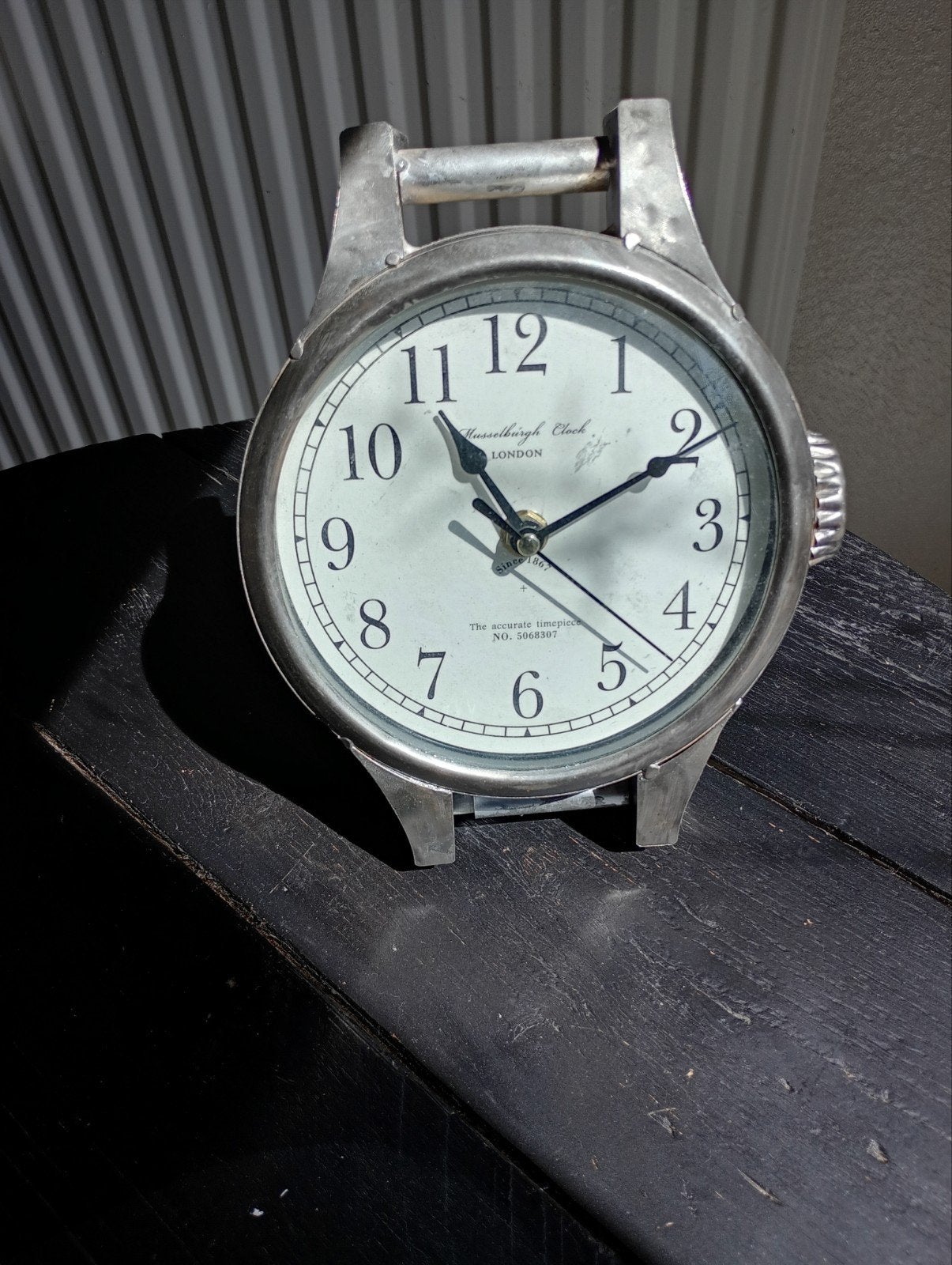 Grote tafelklok in de vorm van een horloge, Antiek en Kunst, Ophalen of Verzenden