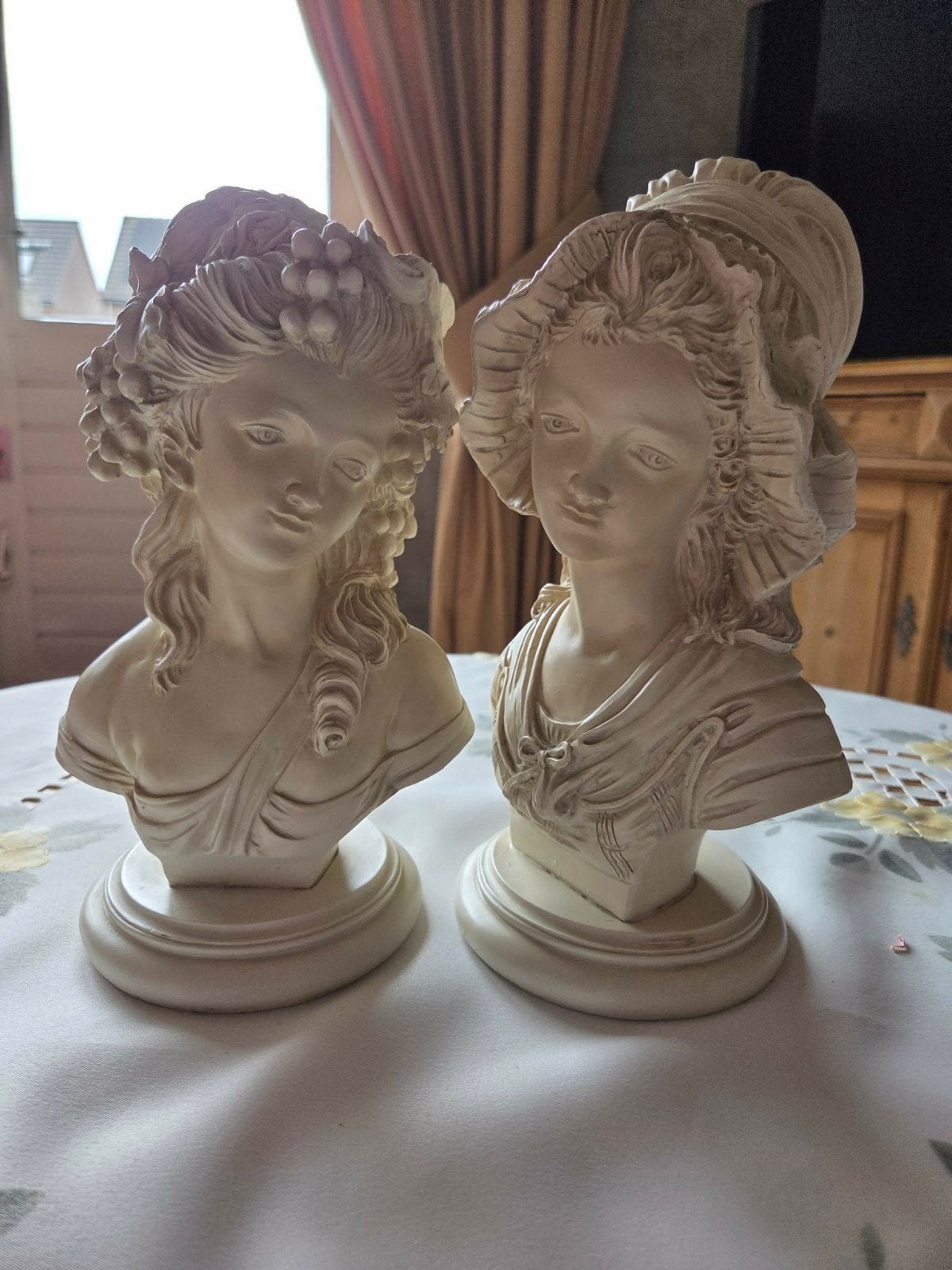 2 leuke vrouwen beelden, ook te gebruiken als boekensteunen, Antiek en Kunst, Ophalen, Minder dan 20 cm, Gips, Wit