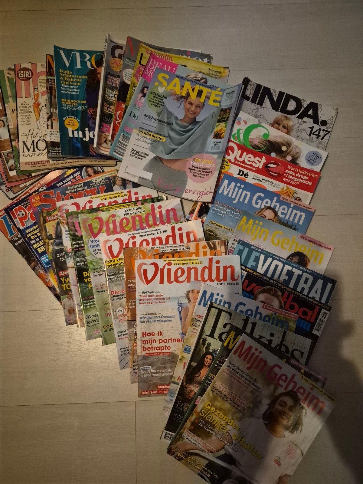 Stapel tijdschriften, Ophalen, Gelezen, Damesbladen