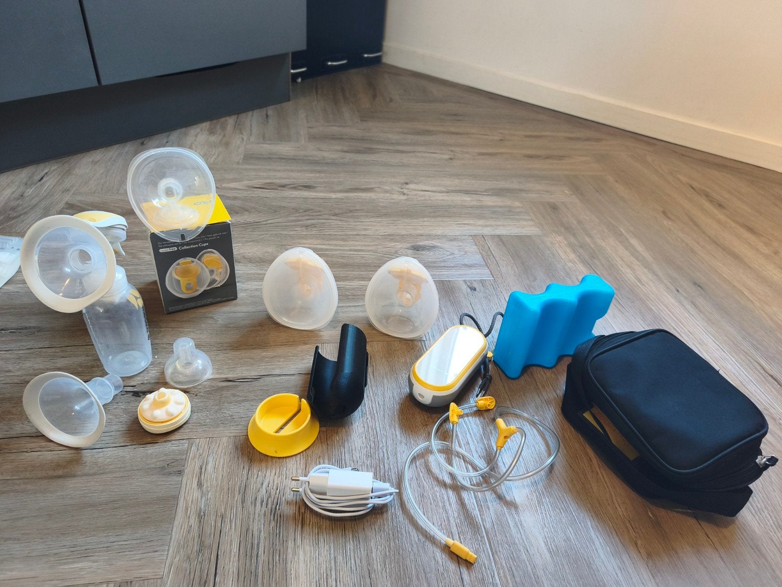 Medela Handsfree Borstkolf + Handmatige Pomp & Accessoires, Ophalen, Gebruikt, Borstkolf