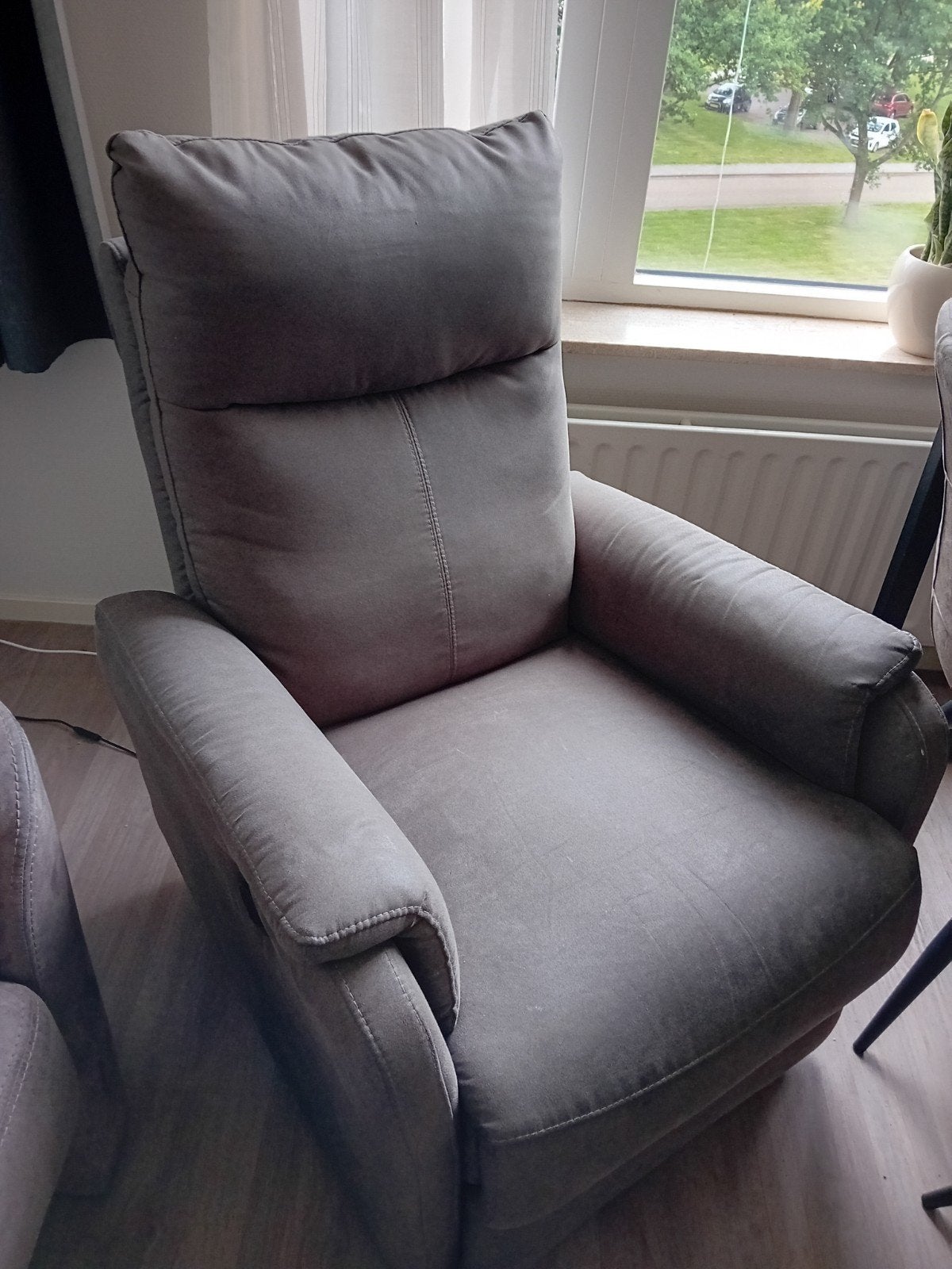Comfortabele grijze relaxfauteuil met verstelbare rugleuning, Huis en Inrichting, Ophalen, Modern, Comfortabel, Gebruikt, 75 tot 100 cm