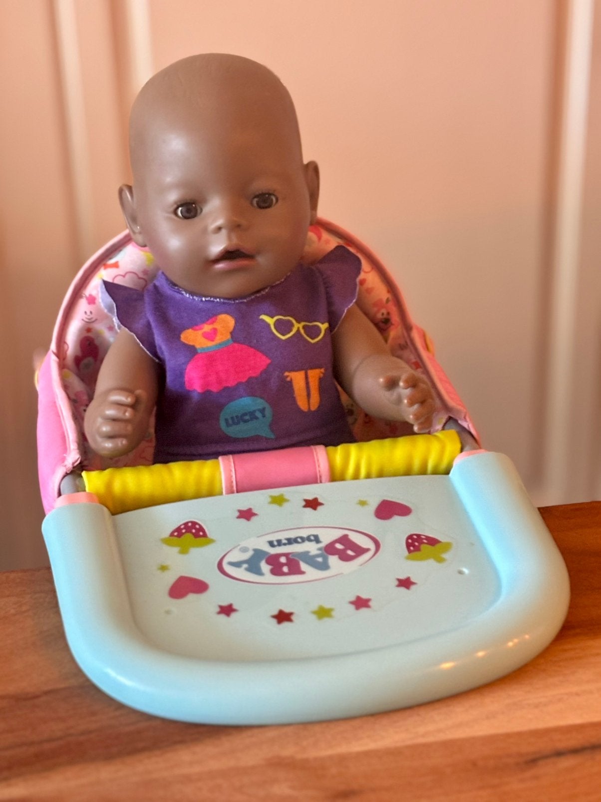Baby born met stoeltje voor aan tafel, Kinderen en Baby's, Speelgoed | Poppen, Ophalen of Verzenden, Zo goed als nieuw, Babypop