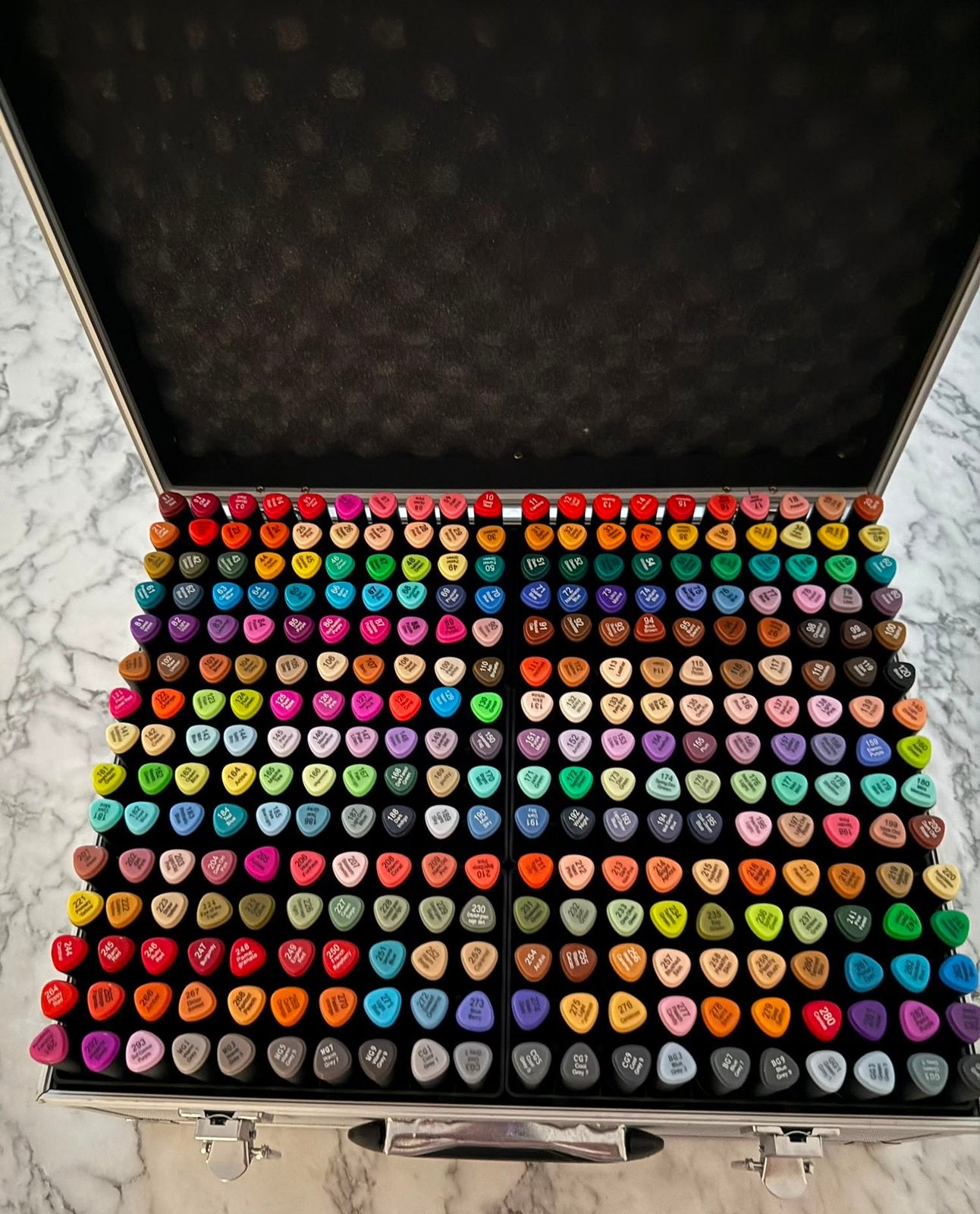 Decotime alcohol twinmarkers in luxe koffer 300 stuks, Hobby en Vrije tijd, Tekenen, Ophalen of Verzenden, Zo goed als nieuw, Overige typen