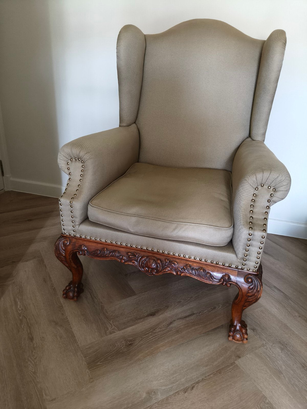 Antieke oorfauteuil in barokke stijl met cabriolet poten., Ophalen of Verzenden