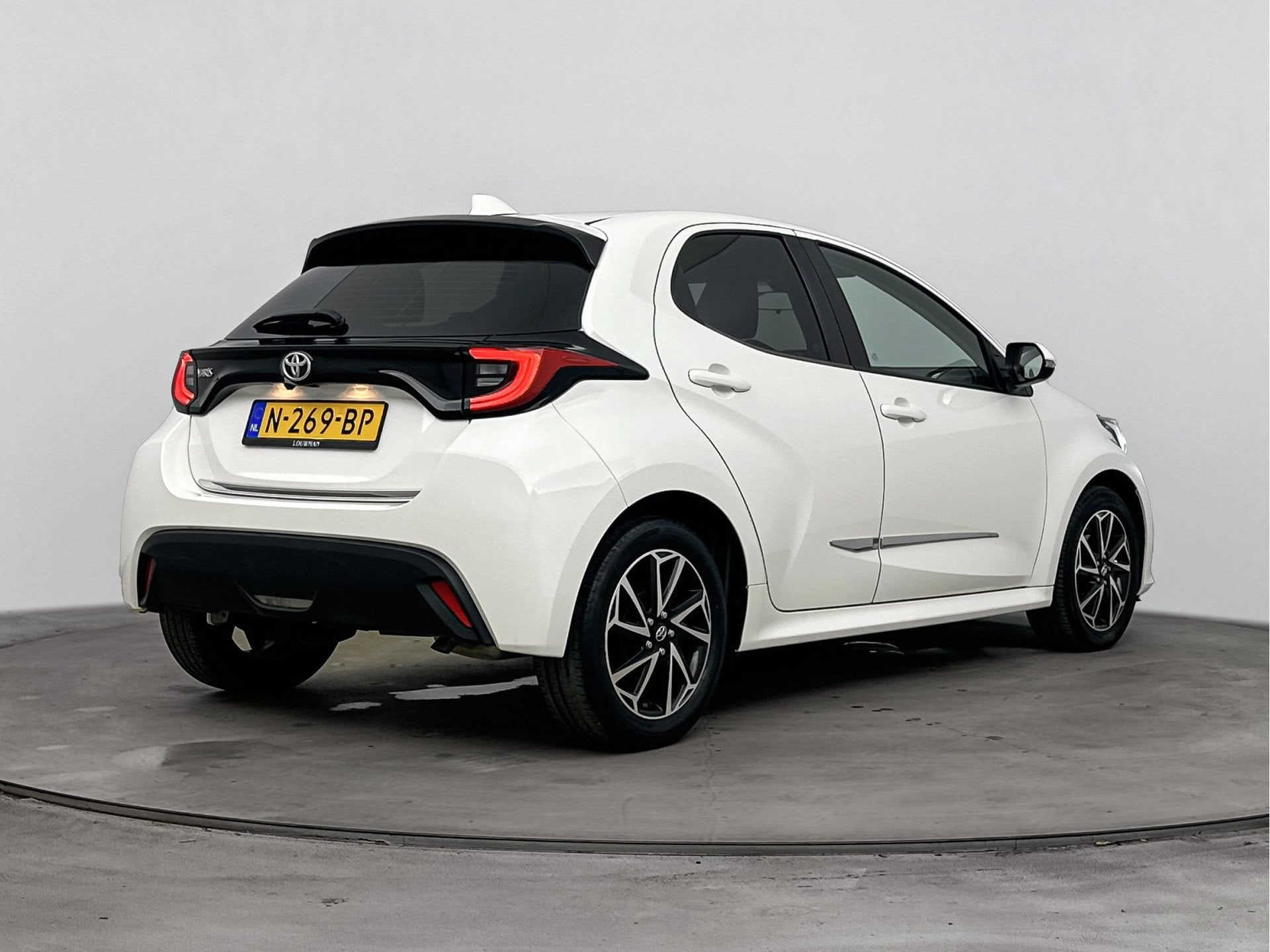Toyota Yaris 1.5 VVT-i Dynamic | Navi | Lichtmetalen Velgen, Auto's, 12 maanden, Wit, Bedrijf, Handgeschakeld