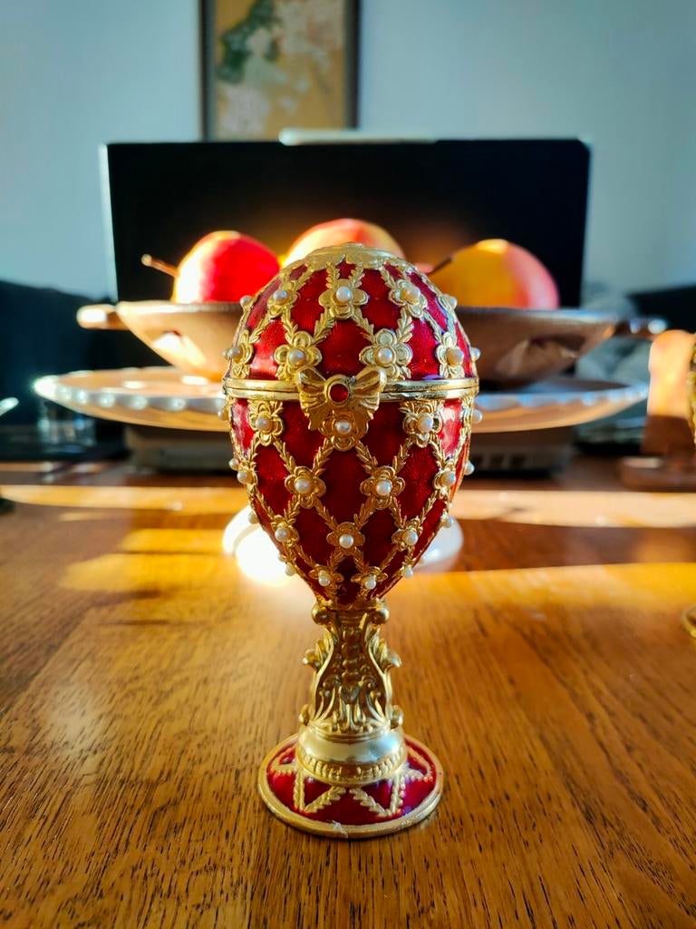 Rood en Goud Muzikaal Ei met Parel- en Steenaccenten, Verzamelen, Ophalen of Verzenden