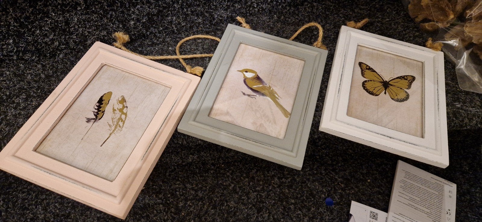 Set van 3 decoratieve schilderijtjes: vlinder, vogel, veren, Minder dan 50 cm, Ophalen of Verzenden, Zo goed als nieuw, Schilderij