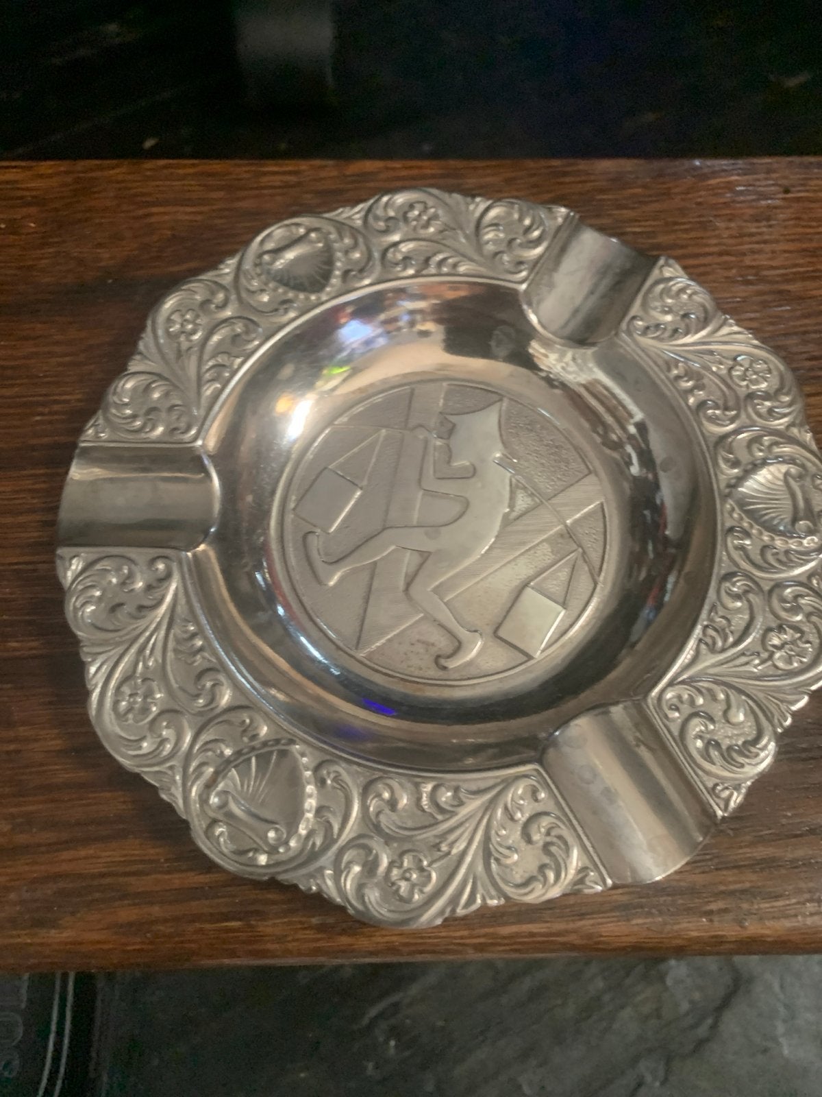 Vintage zilverkleurige asbak met reliëf, Ophalen of Verzenden, Gebruikt, Asbak