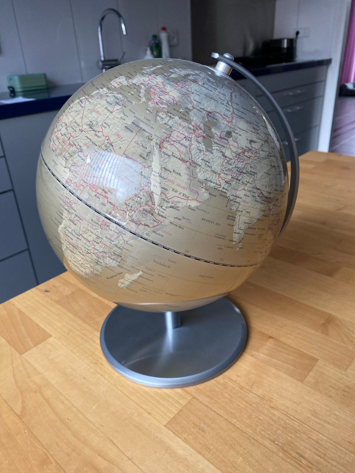 Moderne wereldbol met gedetailleerde kaart, Kunststof, 24 cm, Draaibaar, Ophalen of Verzenden