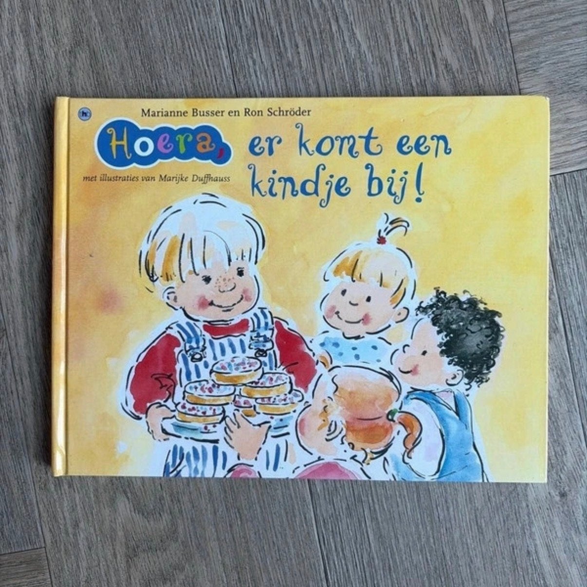 Hoera, er komt een kindje bij! - Marianne Busser & Ron Schrö, Ophalen of Verzenden, Zo goed als nieuw, 2 tot 3 jaar