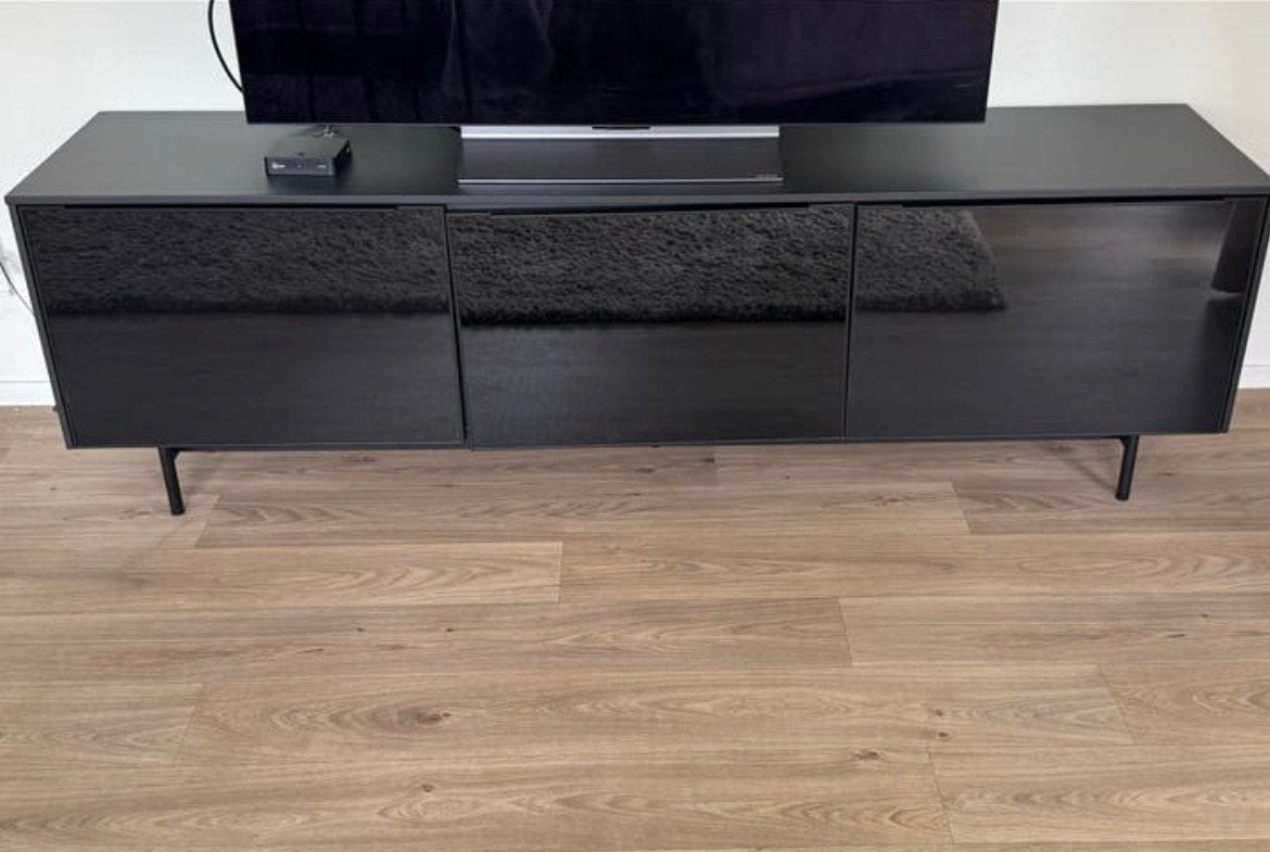 Strak zwart tv-meubel met glanzende deuren, Overige materialen, 150 tot 200 cm, Ophalen of Verzenden, Zo goed als nieuw