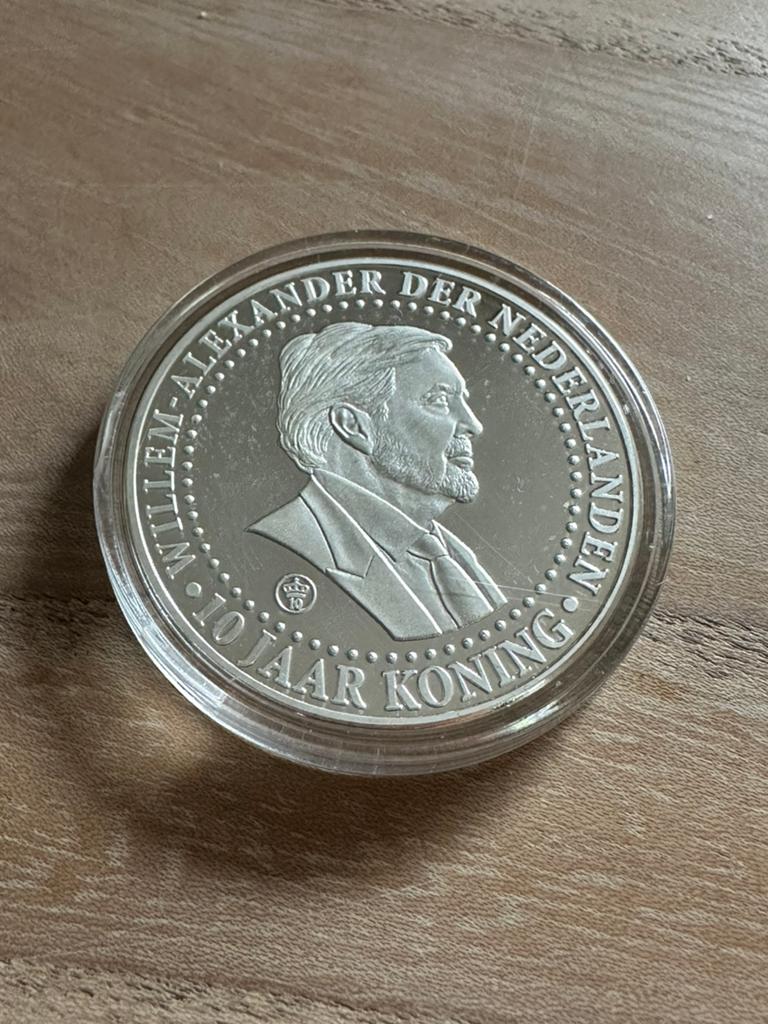 Prachtige penning koning Willem-Alexander 10-jarig jubileum, Ophalen of Verzenden, Koningin Beatrix, Euro's, Zilver