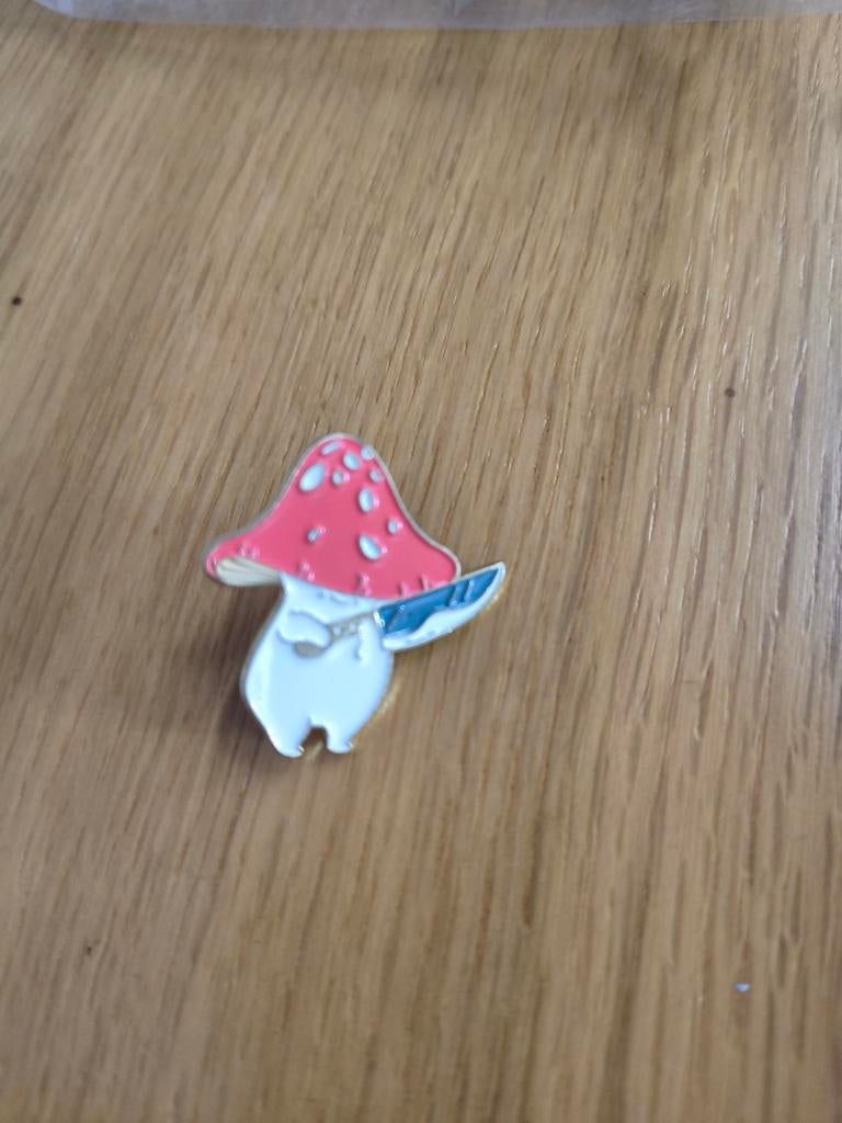 Stabby Shroom Pin - Paddenstoel met Mesje, Ophalen of Verzenden, Zo goed als nieuw, Dier of Natuur, Speldje of Pin