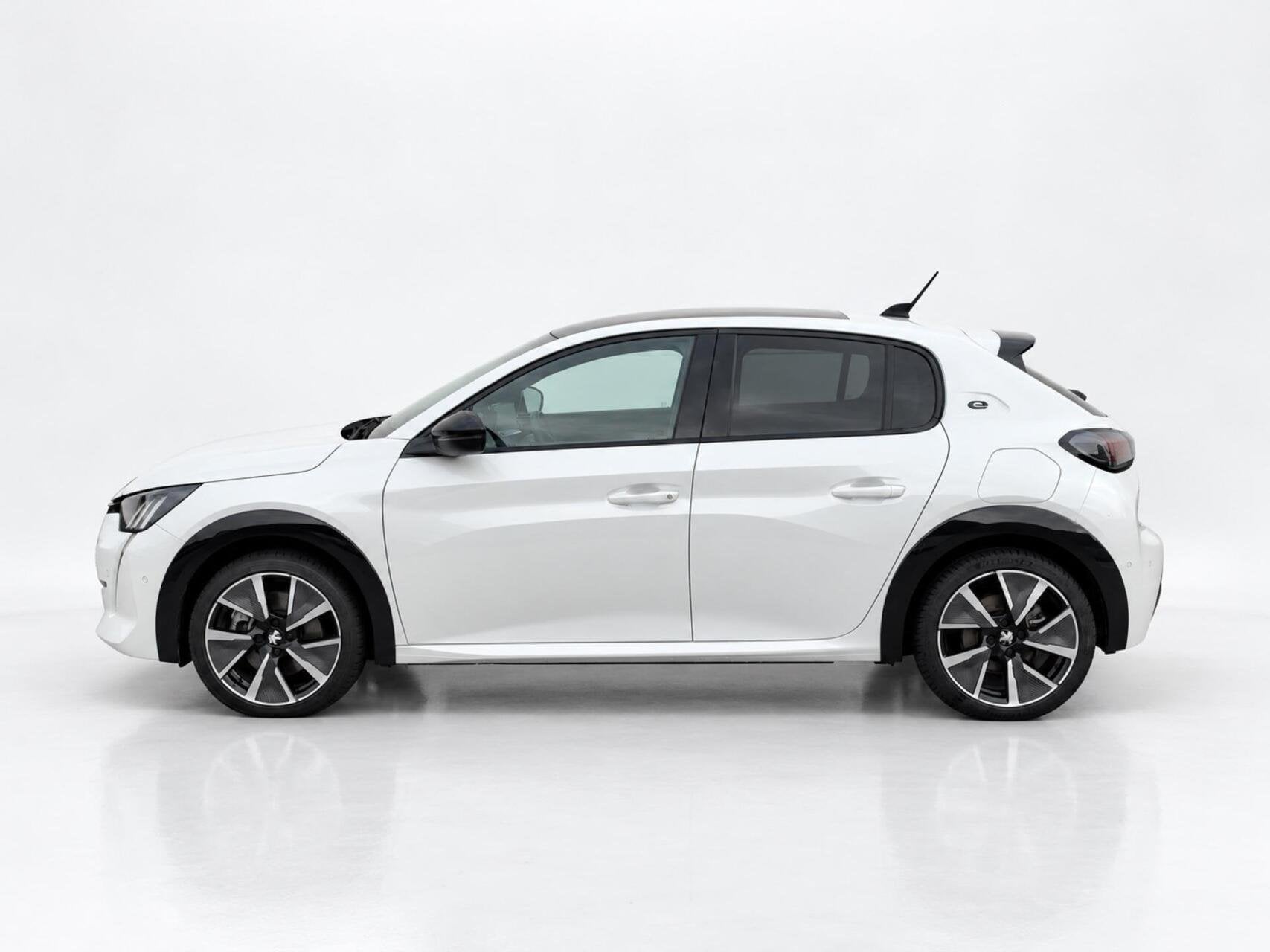 Peugeot e-208 EV GT Pack 50 kWh 3-Fase | SOH 88% | Panoramda, Auto's, Dealer onderhouden, 136 pk, Gebruikt, Zwart