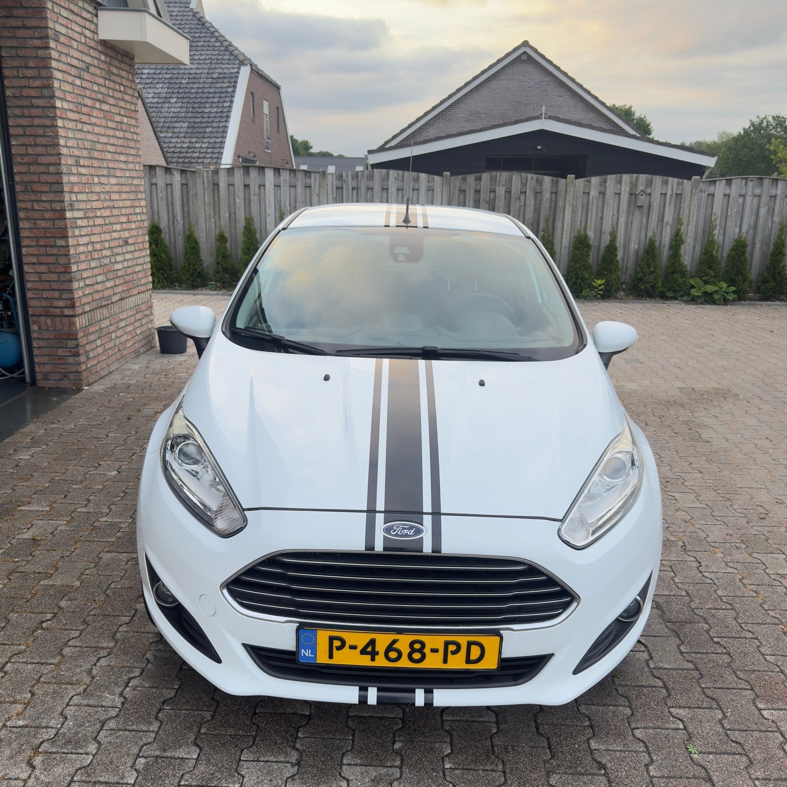 Ford Fiësta 1.0 92KW/125PK 5D 2014 Wit, Auto's, Voorwielaandrijving, 125 pk, 40 €/maand, Handgeschakeld