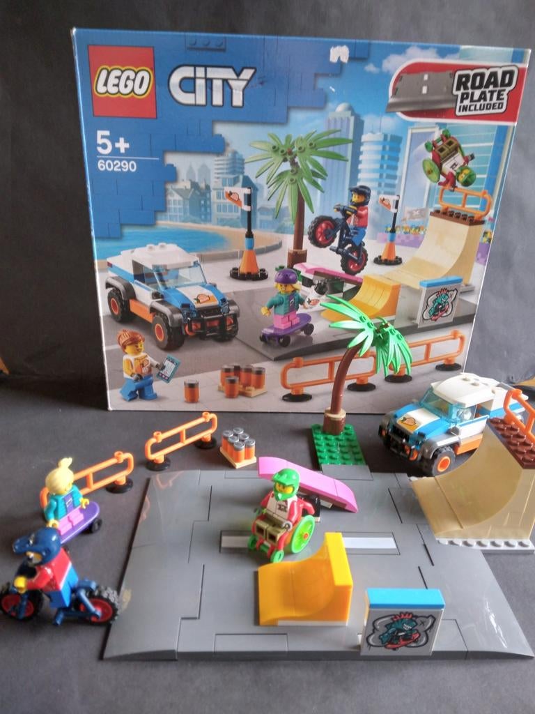 Lego city 60290 skatepark  met doos en 2 boekjes, Ophalen of Verzenden, Zo goed als nieuw