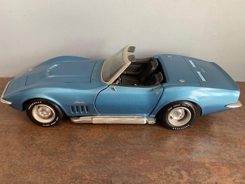 CORVETTE C3 CONVERTIBLE VAN REVELL 1969 1/18, Hobby en Vrije tijd, Modelauto's | 1:18, Ophalen of Verzenden, Gebruikt, Auto, Revell