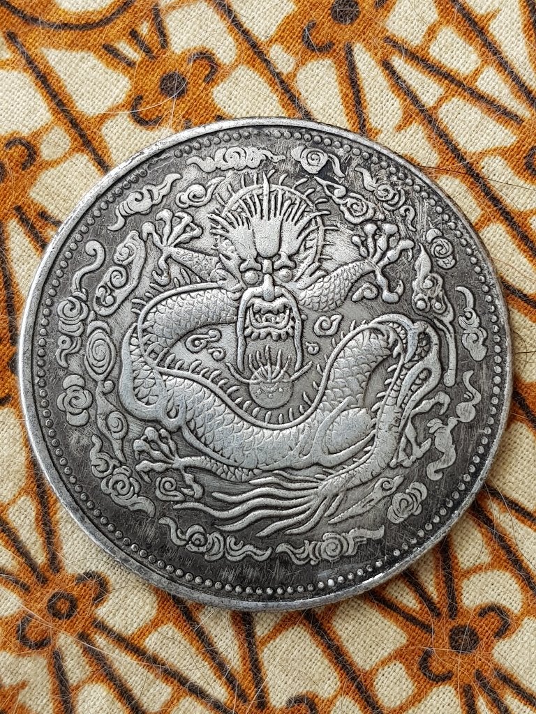 Grote Chinese zilverbrons munt met draak en karakters 4,4 cm