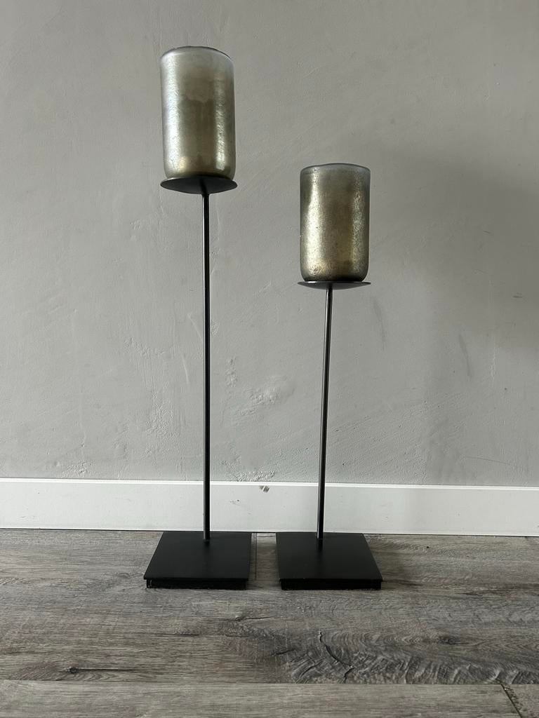 Set van 2 waxinelichthouders op stalen voet met windlicht, Ophalen, 50 tot 75 cm, Zwart, Zo goed als nieuw