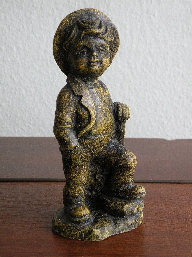Beeld, mannetje.   AR., Antiek en Kunst, Ophalen of Verzenden, Beeld, Minder dan 20 cm, Man