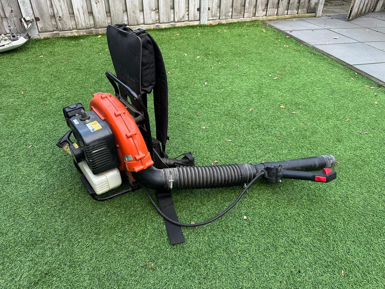 Husqvarna 141b Bladblazer (rug gedragen), Tuin en Terras, Bladblazers, Ophalen of Verzenden, Zo goed als nieuw, Benzine