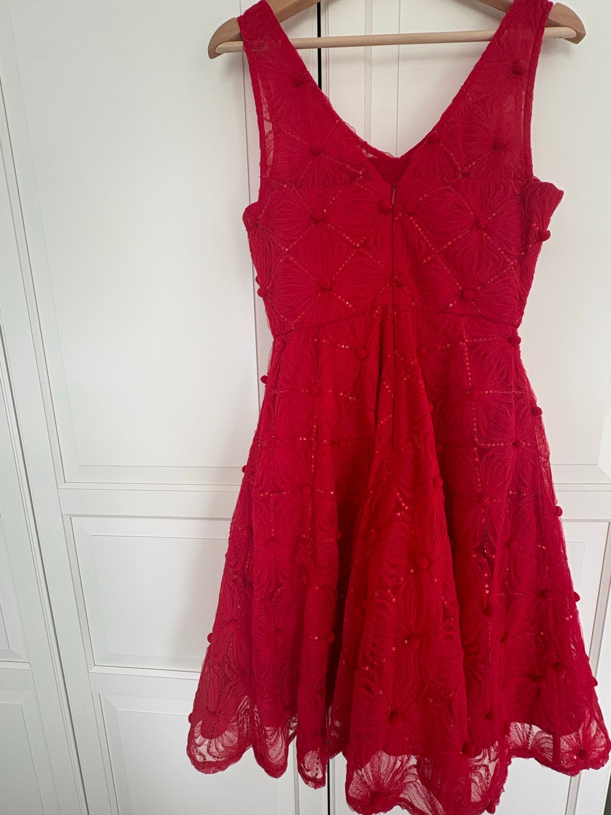 Apart rood cocktailjurkje met pailletten en pompons, Kleding | Dames, Jurken, Ophalen of Verzenden, Zo goed als nieuw, Maat 36 (S)
