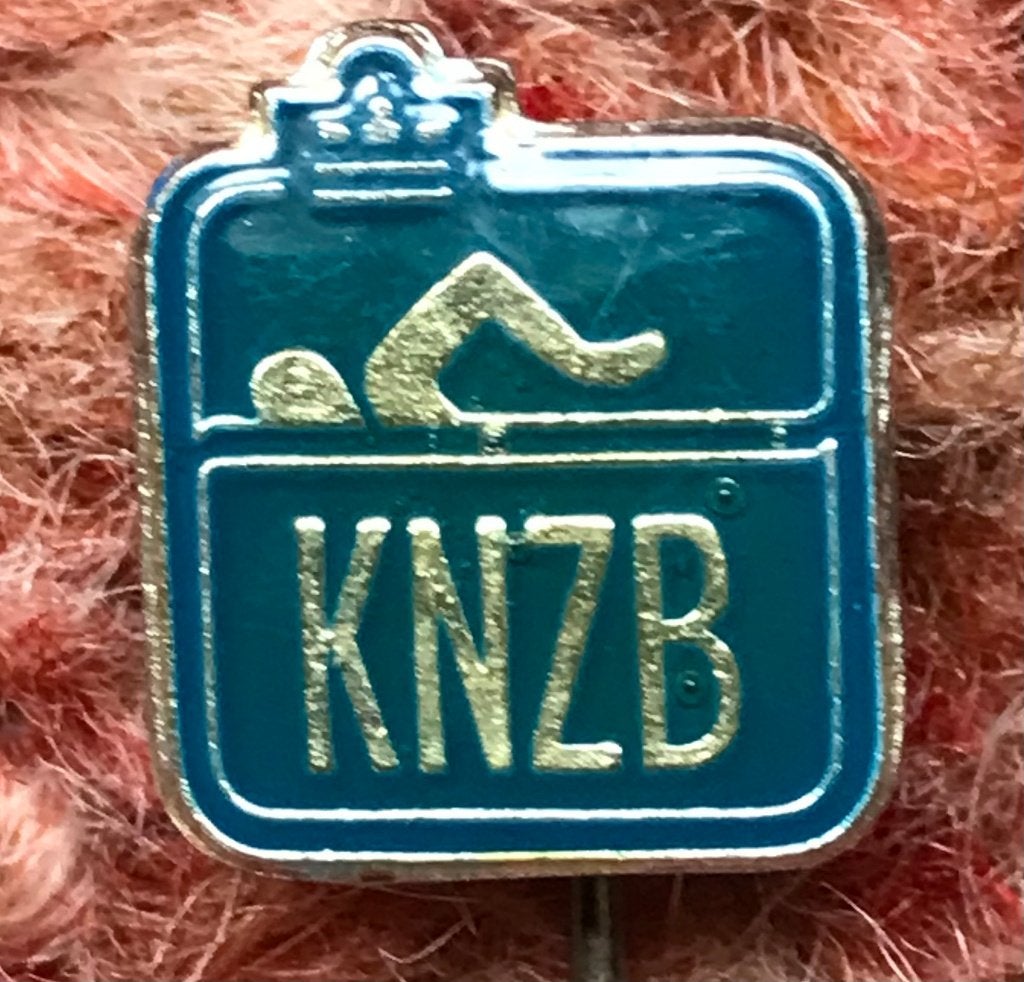 Speldje KNZB Emaille groen € 4,00, Ophalen of Verzenden, Zo goed als nieuw, Sport, Speldje of Pin