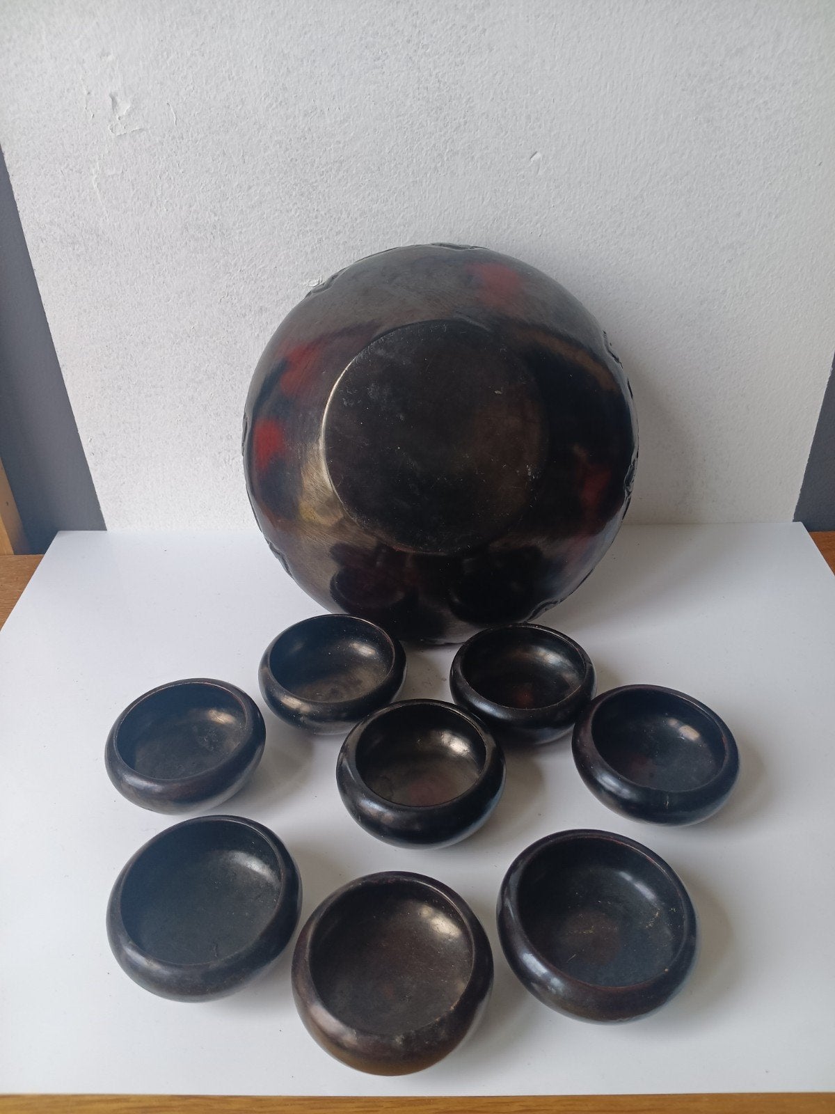 Gelakte kom met 8 schaaltjes. Herkomst China. Vintage, Ophalen of Verzenden
