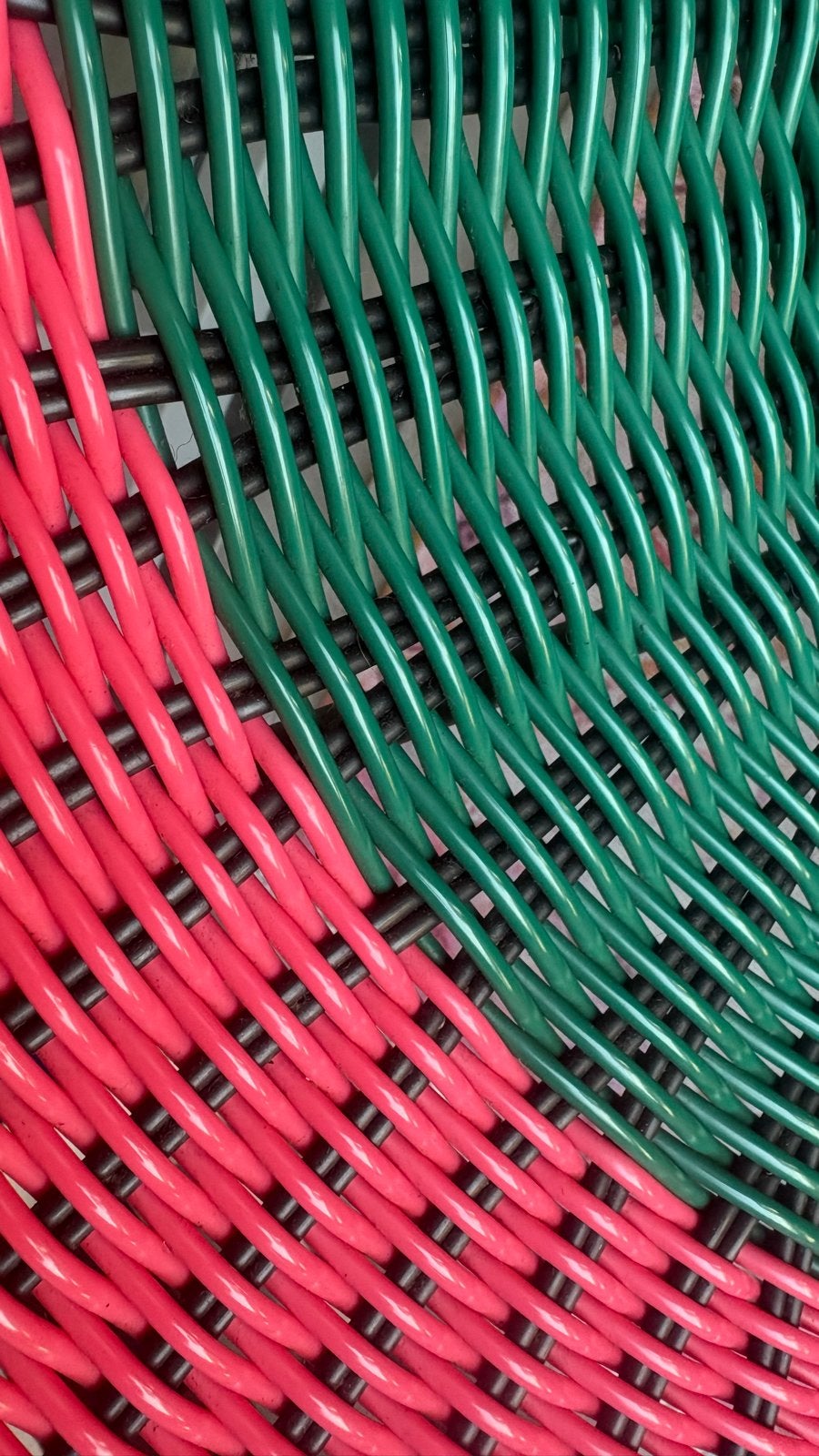 Unieke rotan stoel in rood, groen en zwart, Ophalen, Overige kleuren, Riet of Rotan, Zo goed als nieuw
