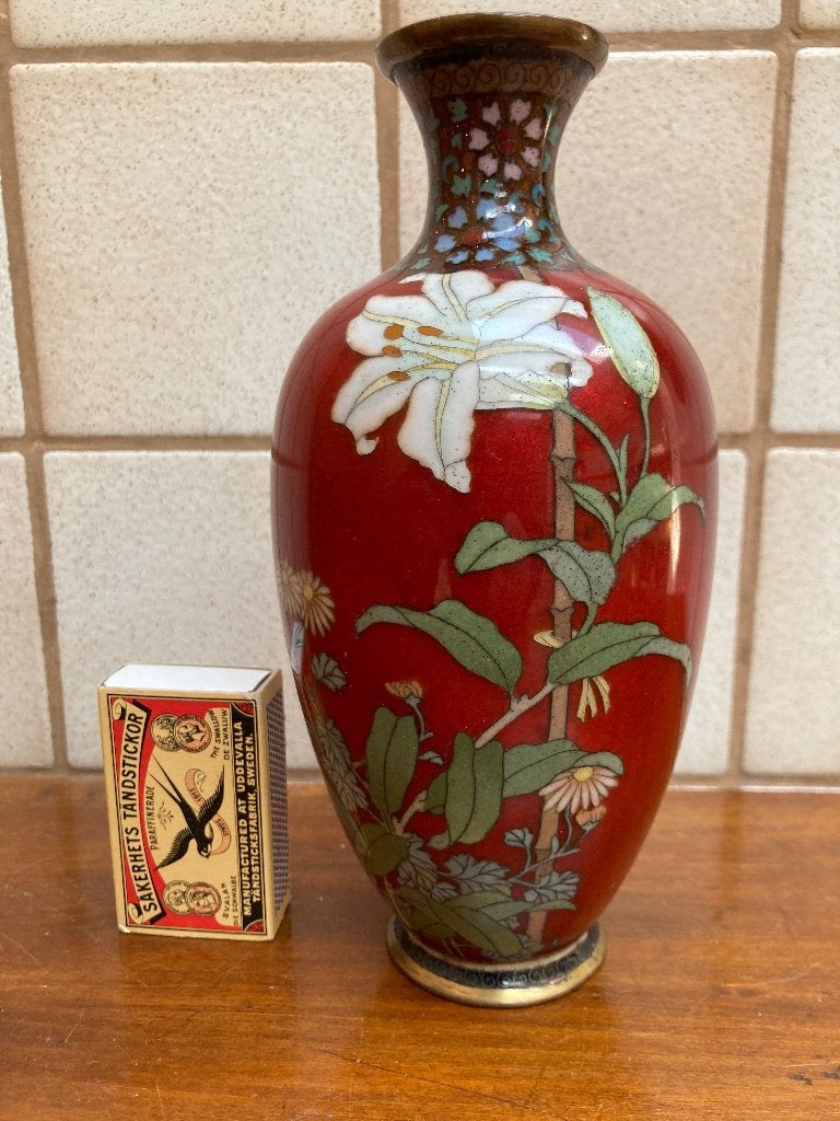 Antiek Japans rode Sato cloisonne vaasje met lelies bamboe, Ophalen of Verzenden