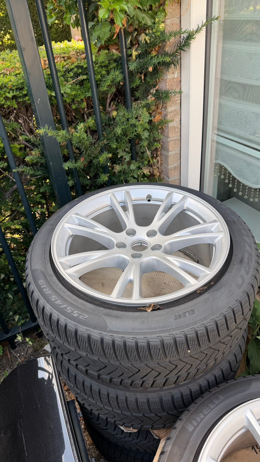 Originele Tesla Model Y 19 inch gemini winterset Pirelli, Auto-onderdelen, Banden en Velgen, Gebruikt, 255 mm, Banden en Velgen