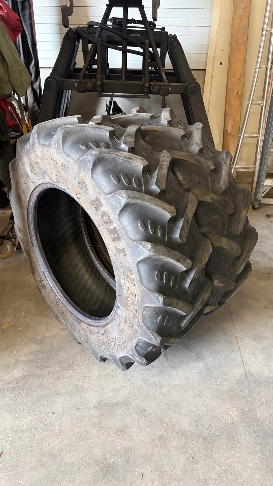 BKT 320/85 R24, Zakelijke goederen, Ophalen