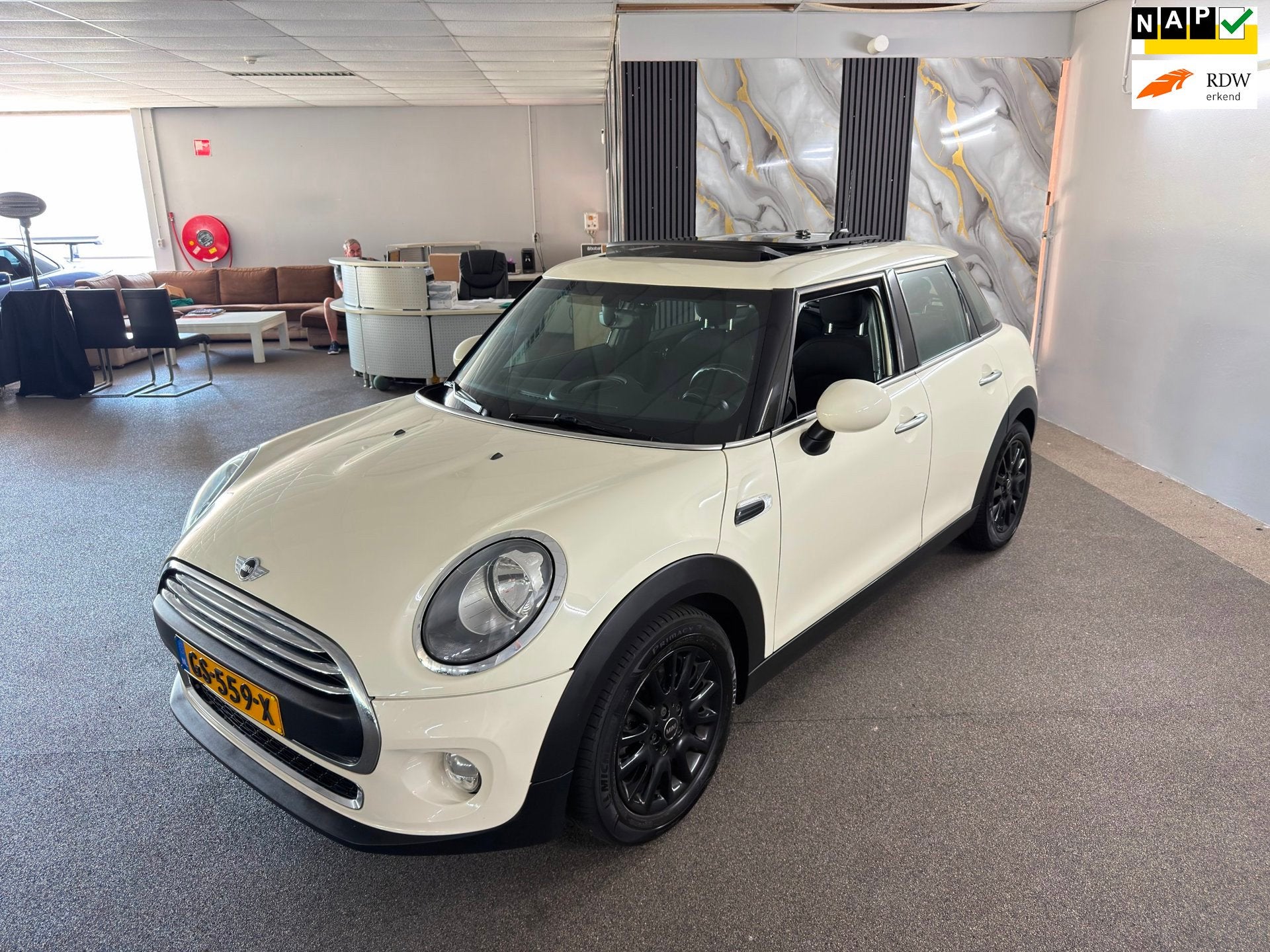 Mini 5-Deurs 1.2 One Business Automaat,Panodak,Cruise,Clima,, Auto's, Mini, Gebruikt, 1198 cc, Wit, Bedrijf