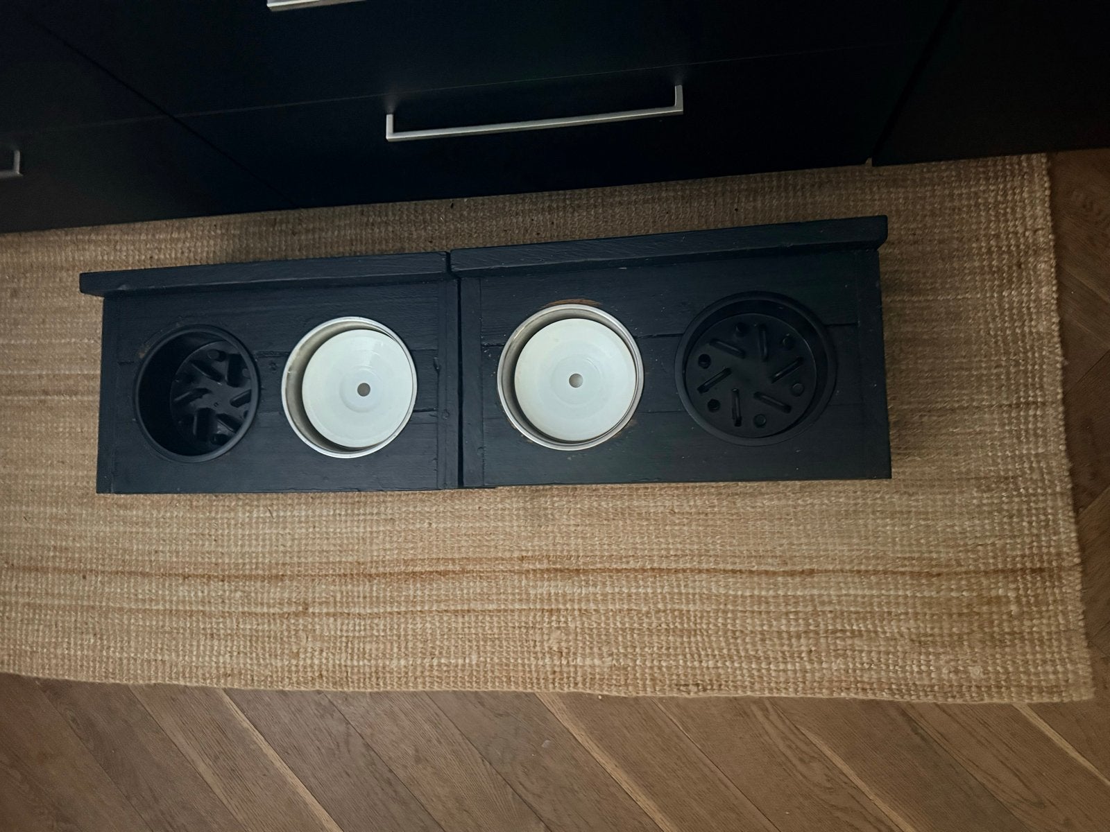 2 houten stevige voerbakstandaards, Ophalen