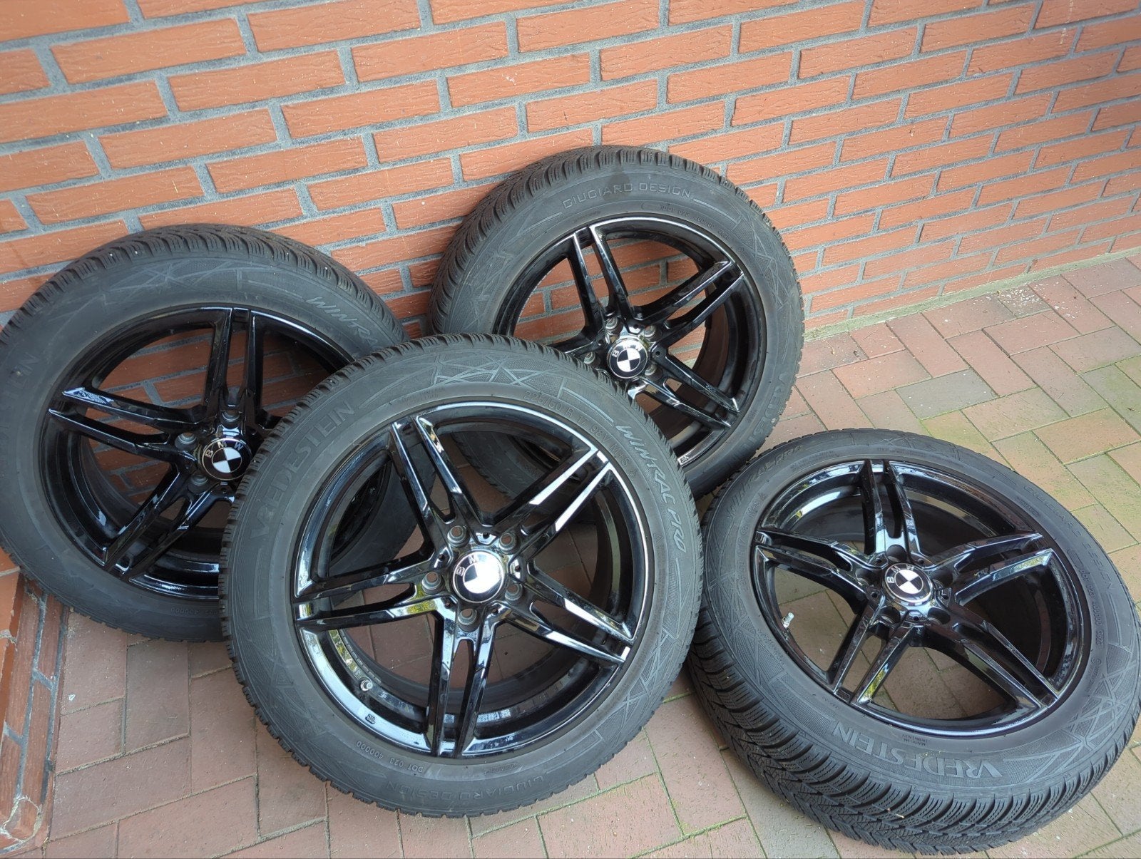 Zwarte BMW velgen met Vredestein winterbanden, Auto-onderdelen, Gebruikt, Banden en Velgen, 17 inch, Personenwagen