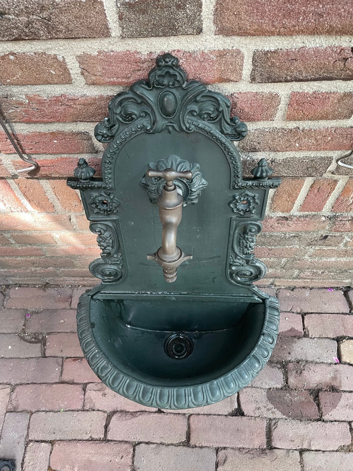 Decoratieve gietijzeren wandfontein met kraan, Ophalen, Gebruikt, Gietijzer, Fontein
