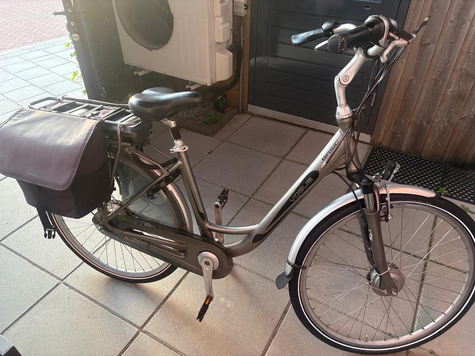 Vogue Basic elektrische fiets met fietstassen, Gebruikt, 51 tot 55 cm, 30 tot 50 km per accu, Ophalen