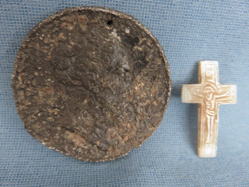 Medaillon in tin – kruisje paarlemoer - 18e eeuw, Antiek en Kunst, Antiek | Tin, Ophalen of Verzenden