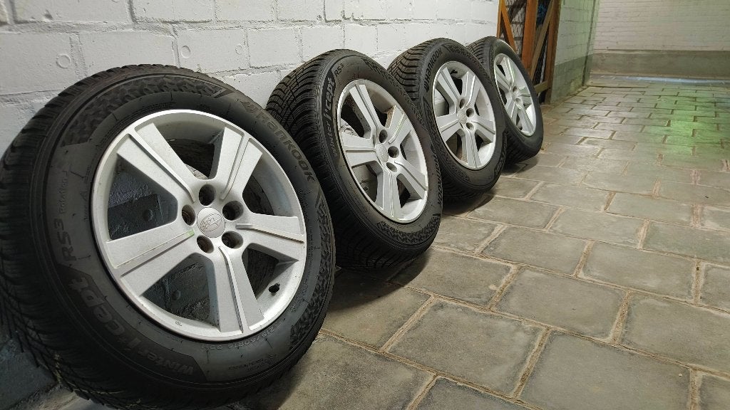 Subaru wielen 16" + Hankook Winter i*cept RS3 (6,5-7mm), Auto-onderdelen, Ophalen, 215 mm, 16 inch, Banden en Velgen