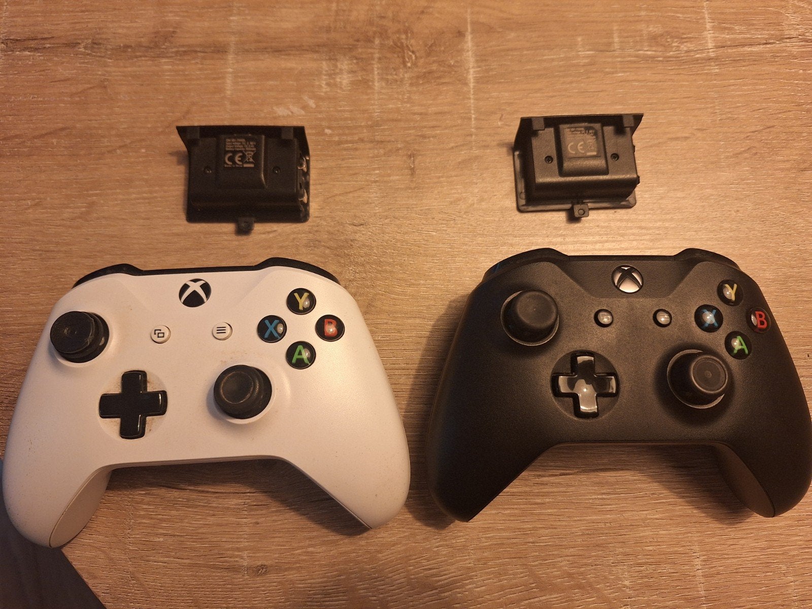 2x Xbox One Controllers (Wit & Zwart) met oplaadbare accu