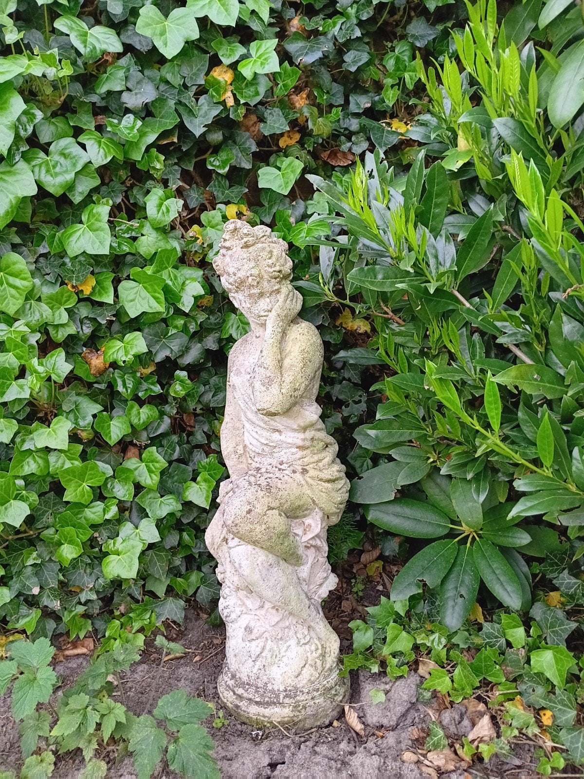 Betonnen beeld vrouw Graca zittend, Ophalen
