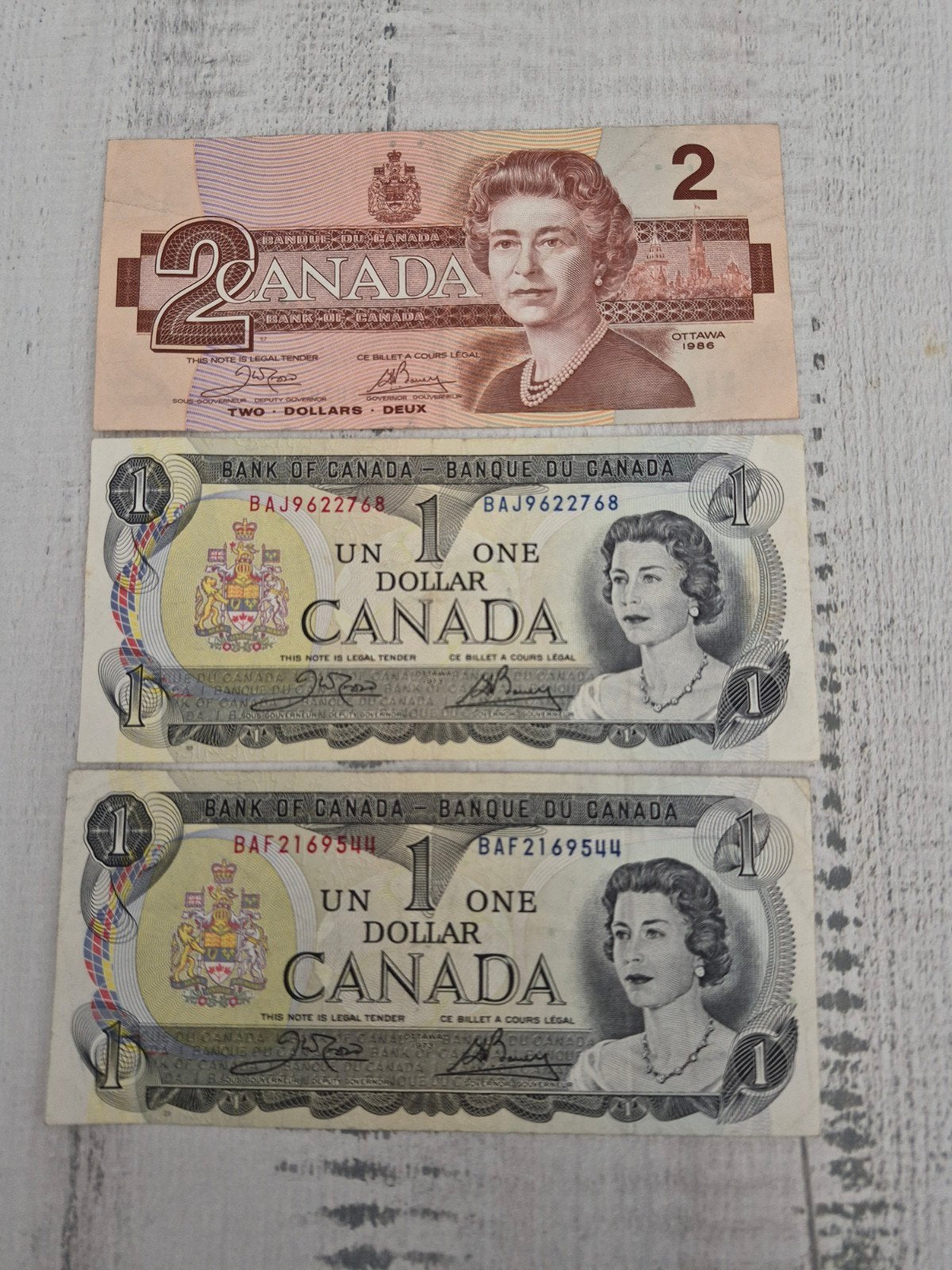 Canadese bankbiljetten: 2x 1 dollar, 1x 2 dollar, Postzegels en Munten, Bankbiljetten | Amerika, Ophalen of Verzenden, Noord-Amerika