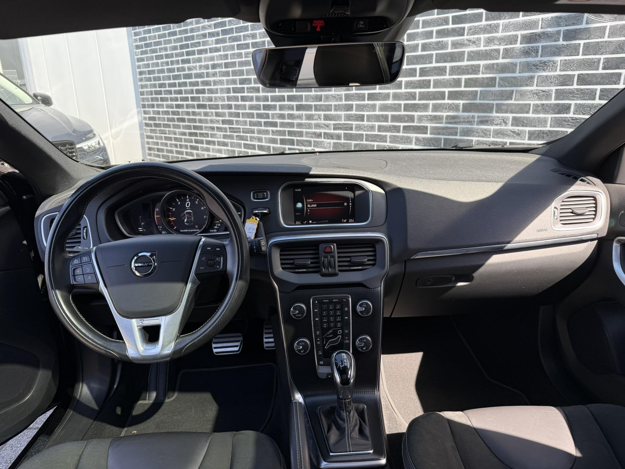 Volvo V40 1.5 T3 Polar+ Sport | Panoramadak | Achteruitrijca, 4 cilinders, Zwart, Origineel Nederlands, Bedrijf