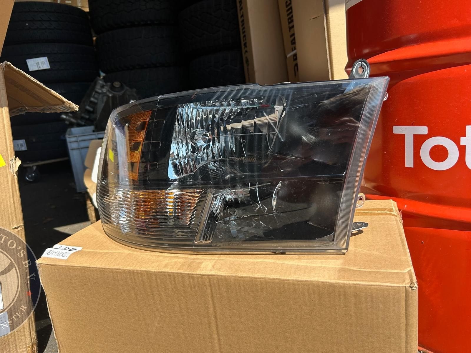 Dodge RAM DS koplamp rechts - origineel Mopar onderdeel, Auto-onderdelen, -, Overige automerken, Nieuw, Ophalen of Verzenden