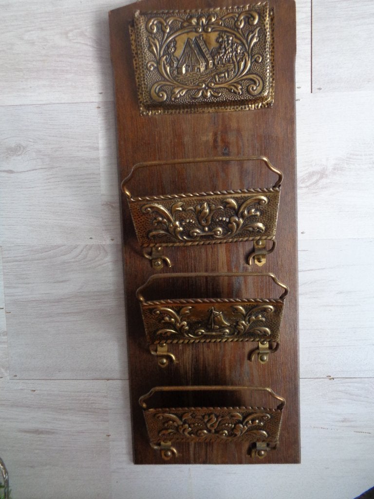 65 cm hoge koperen brieven houder op hout 23 cm breed, Ophalen of Verzenden