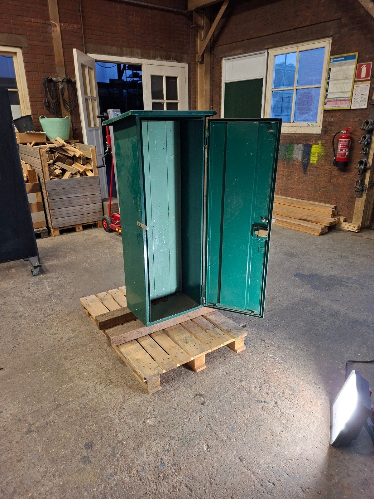 Stalen buitenopstellingskast met houten achterwand, Doe-het-zelf en Verbouw, Elektra en Kabels, Ophalen, Overige typen