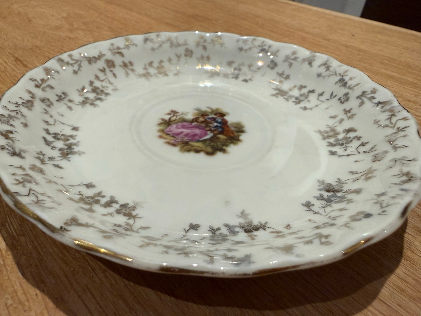 Antieke Mosa Maastricht schotel met gouden decoratie, Ophalen of Verzenden