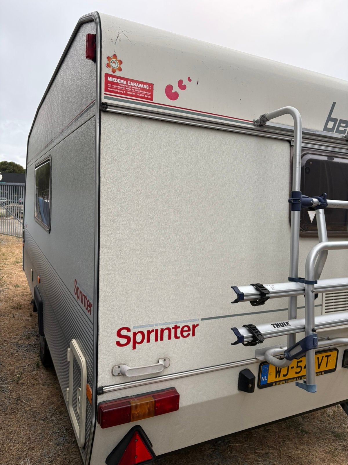 Beyerland Sprinter 430-MD (bouwjaar 1994), Caravans en Kamperen, Vast bed, Koelkast, Treinzit, 750 - 1000 kg